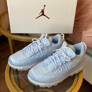 Woman’s Jordan air Mae in Celestine blue